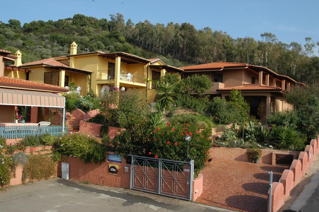 Residence Appartamenti Caffarena อาร์บาตักซ์ ภายนอก รูปภาพ