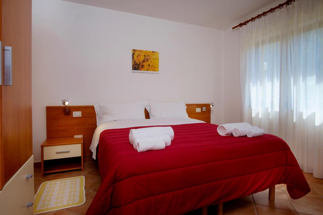 Residence Appartamenti Caffarena อาร์บาตักซ์ ภายนอก รูปภาพ