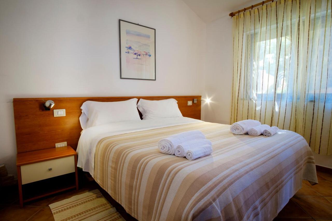 Residence Appartamenti Caffarena อาร์บาตักซ์ ภายนอก รูปภาพ