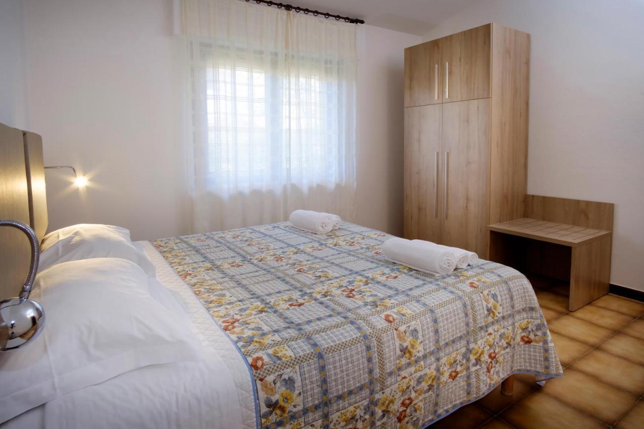 Residence Appartamenti Caffarena อาร์บาตักซ์ ภายนอก รูปภาพ
